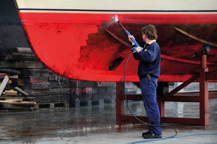 xAntifouling-bij-de-gier-maritiem-1.jpg.pagespeed.ic.EGEqy1XNjD