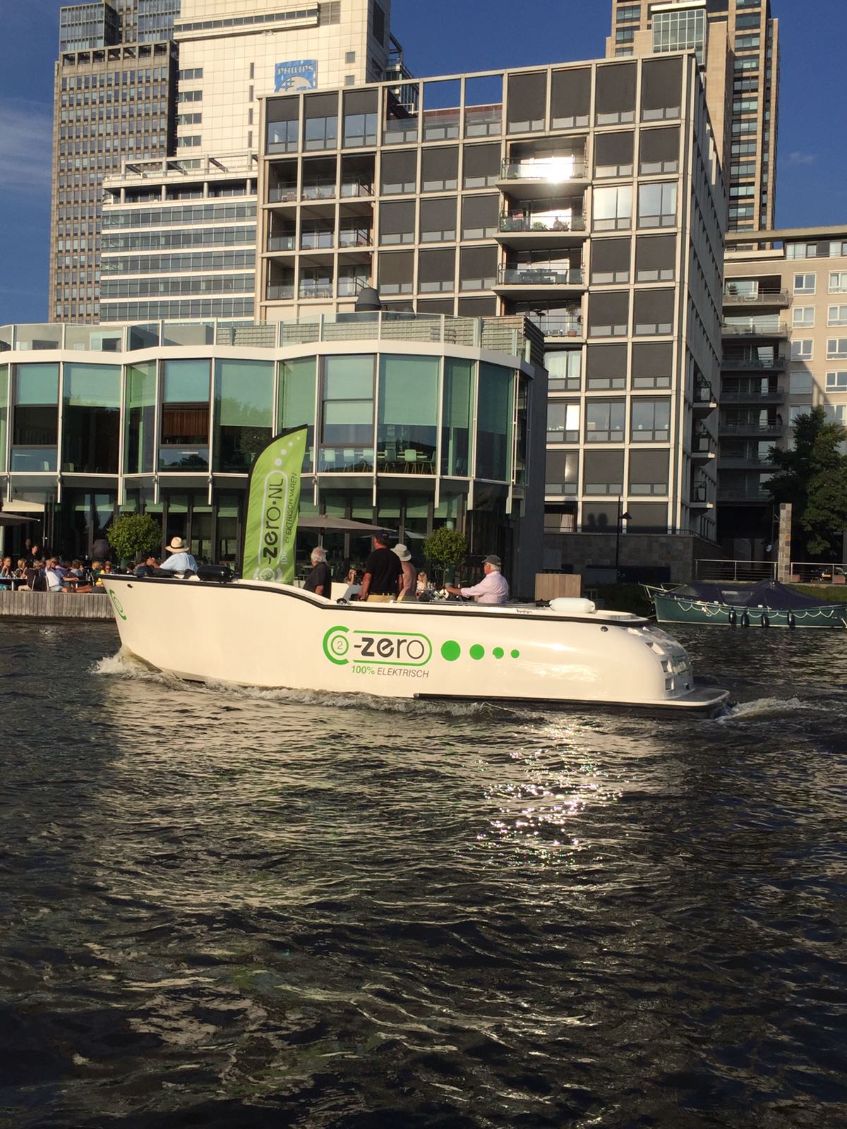 AFVAART EERSTE ELEKTRISCHE LANGEAFSTANDSBOOT