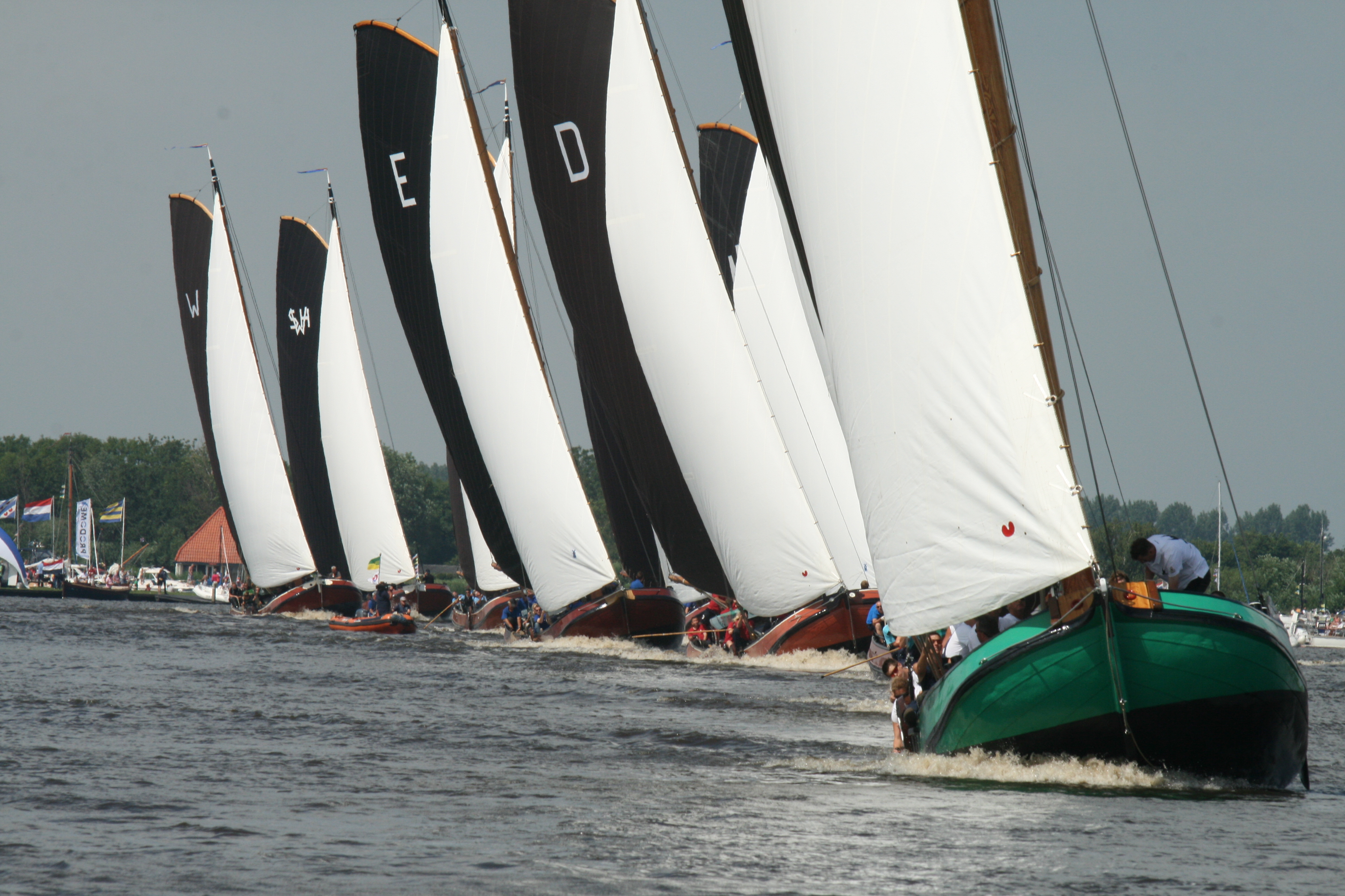 SKUTSJE LANGWEER BLIJFT IN HAVEN