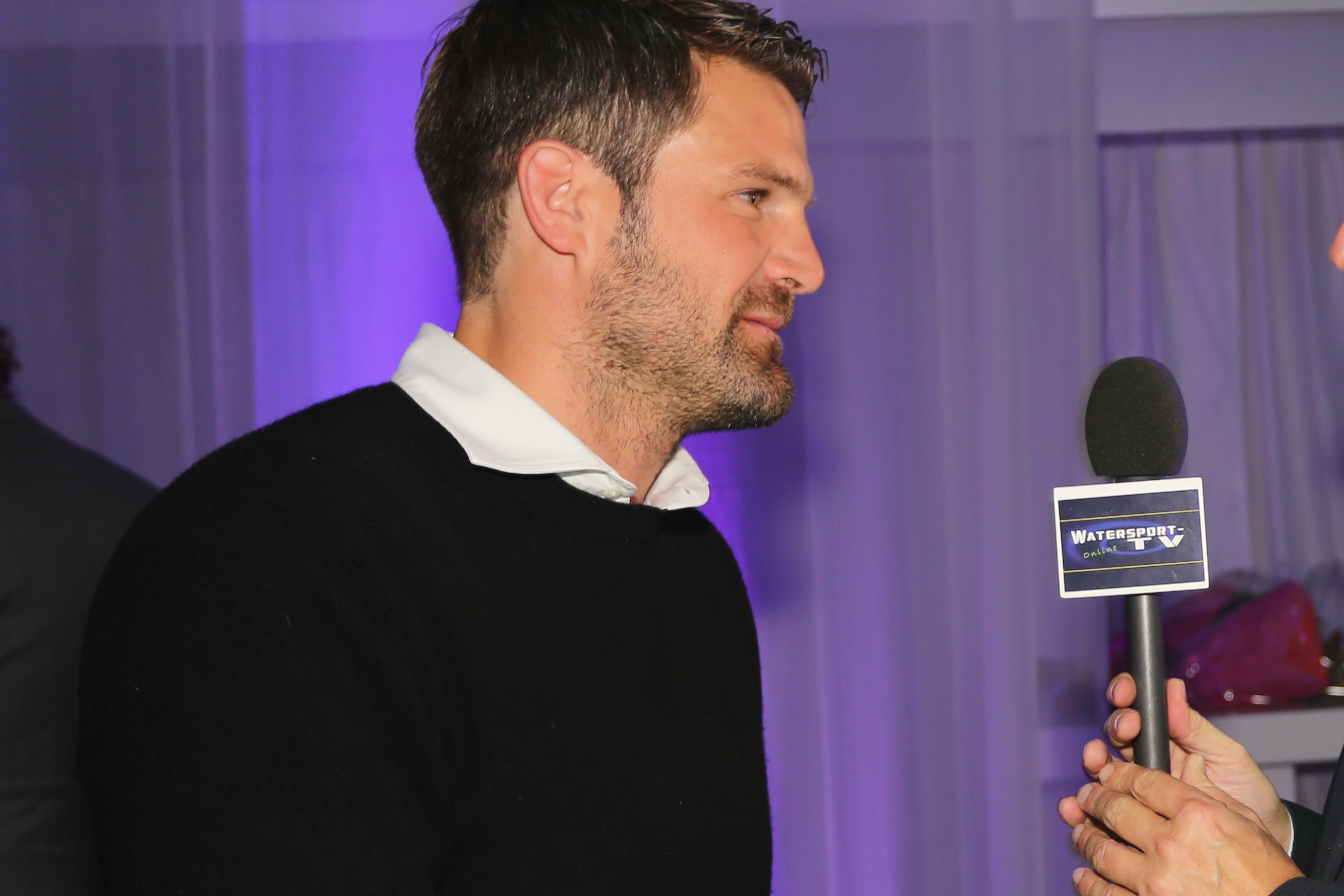 ADVOCAAT SIMEON TIENPONT STELT AKZO NOBEL ULTIMATUM