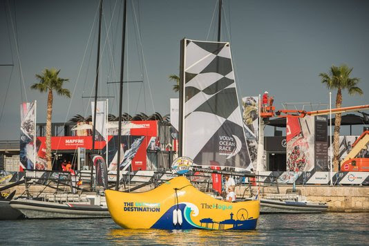 HAAGSE KLOMPBOOT IN KIELZOG VAN VOLVO-VLOOT