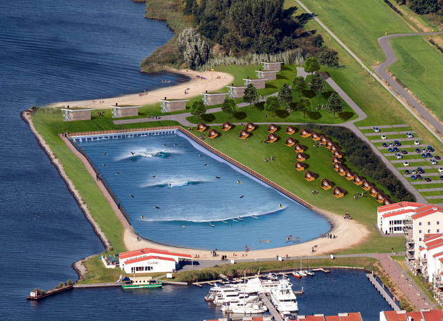 WAAR KOMT EERSTE SURFPARADIJS?