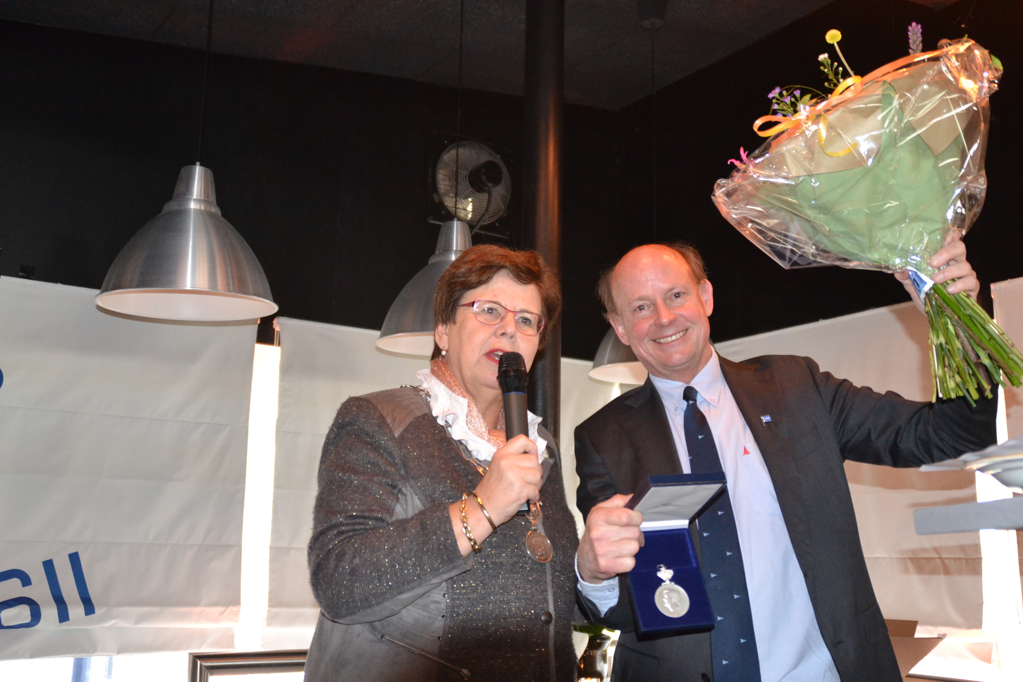 WV BRAASSEMERMEER ONTVANGT KONINKLIJKE EREPENNING