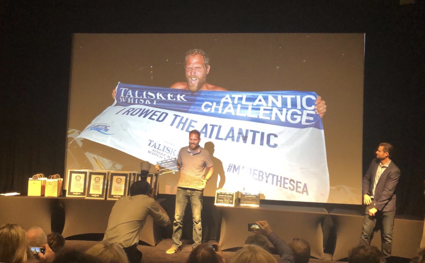 MARK SLATS ONTVANGT GUINESS BOOK OP RECORDS AWARD