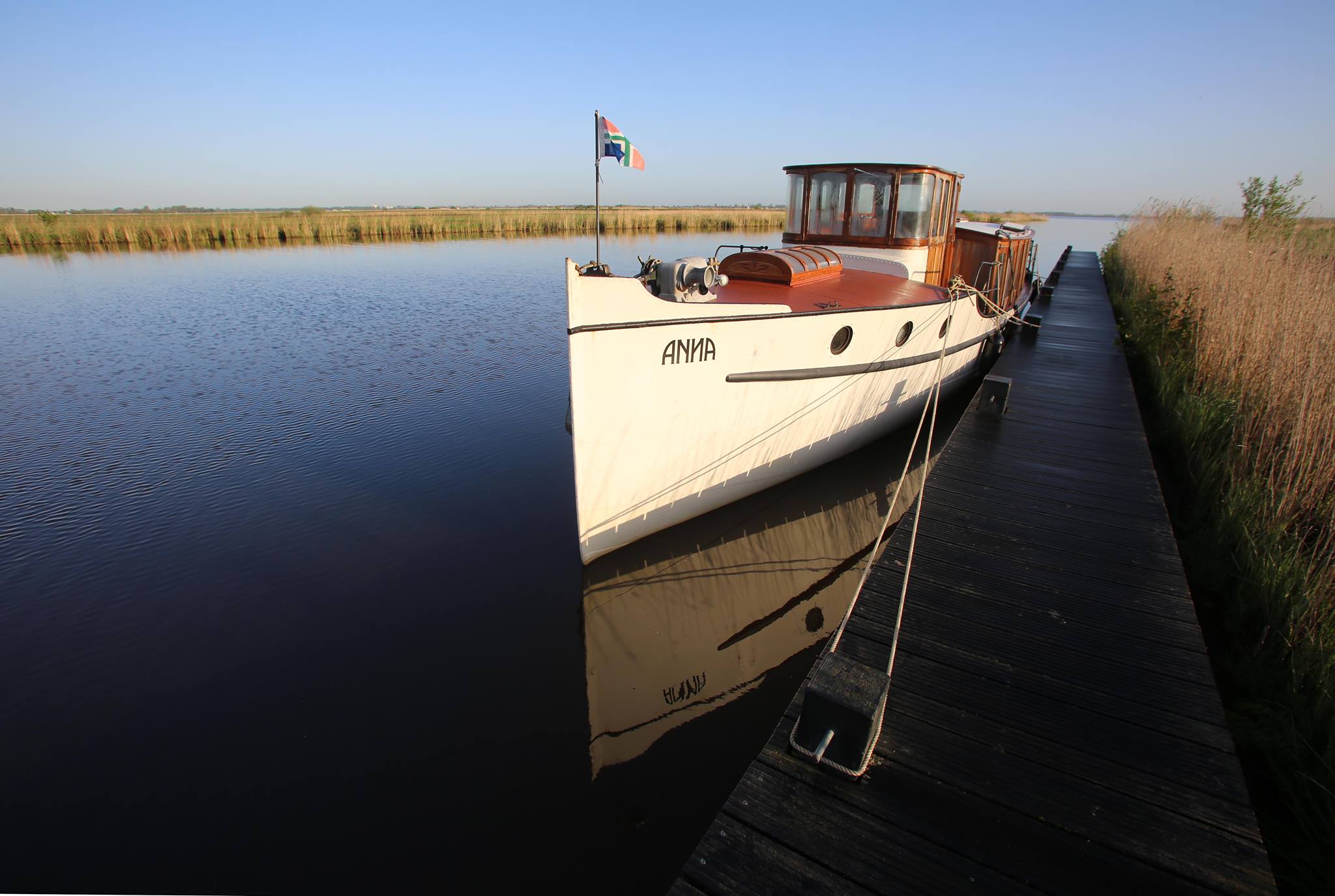 SALONBOOT ANNA GEEFT GAS