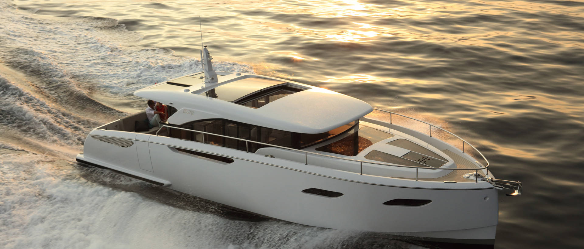 JETTEN YACHTING BV IN ZWAAR WEER