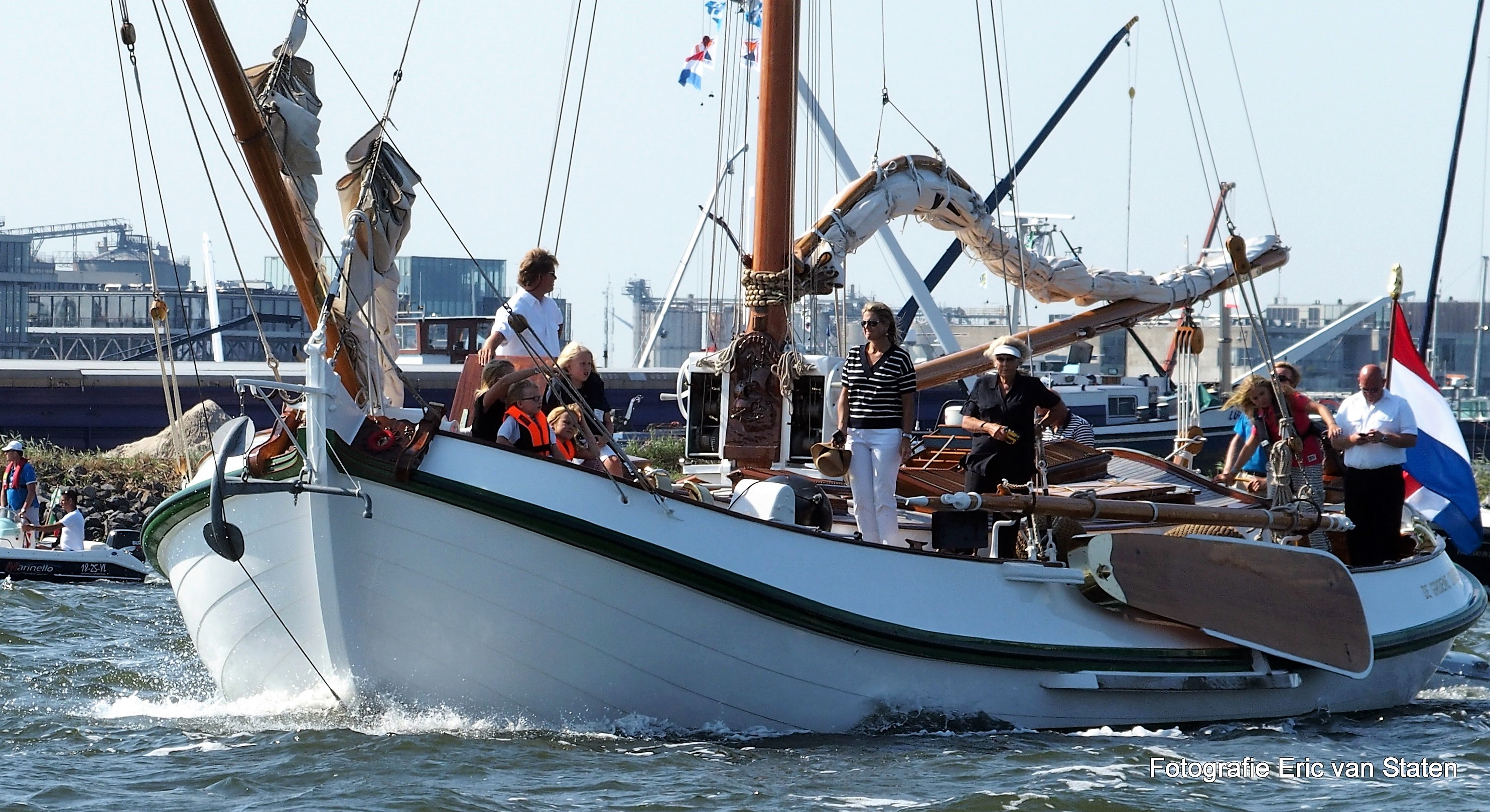 BEATRIX MET GROENE DRAECK IN LELYSTAD