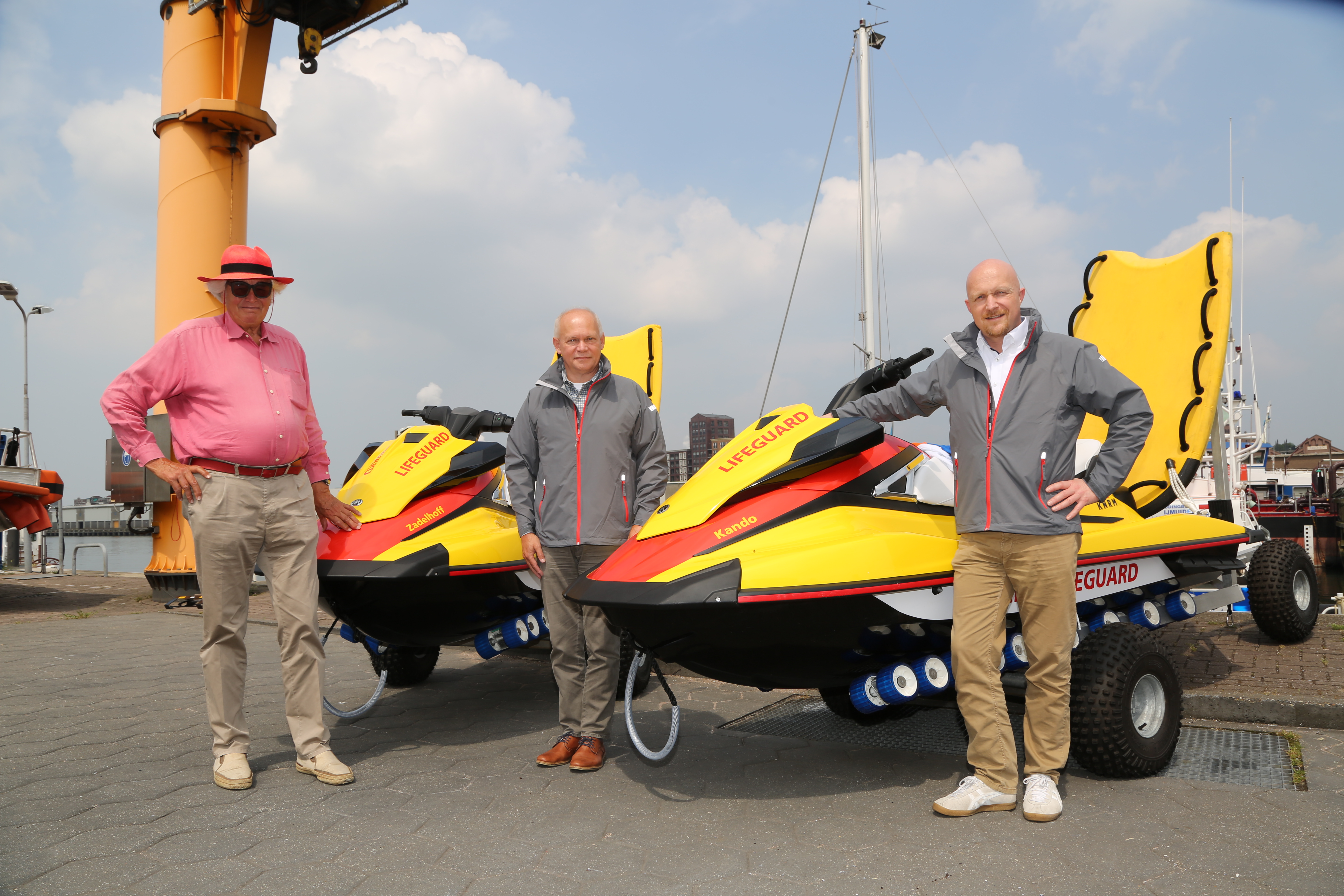 FRIESE KNRM LIFEGUARDS KRIJGEN REDDINGSWATERSCOOTERS