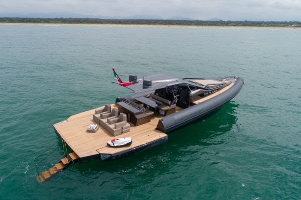 HIGH TECH CARBON POWERBOAT