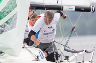 De genaker wordt gehesen aan boord bij team Breskens - Eredivisiezeilen Roermond 2018 - Speelronde 2-4595