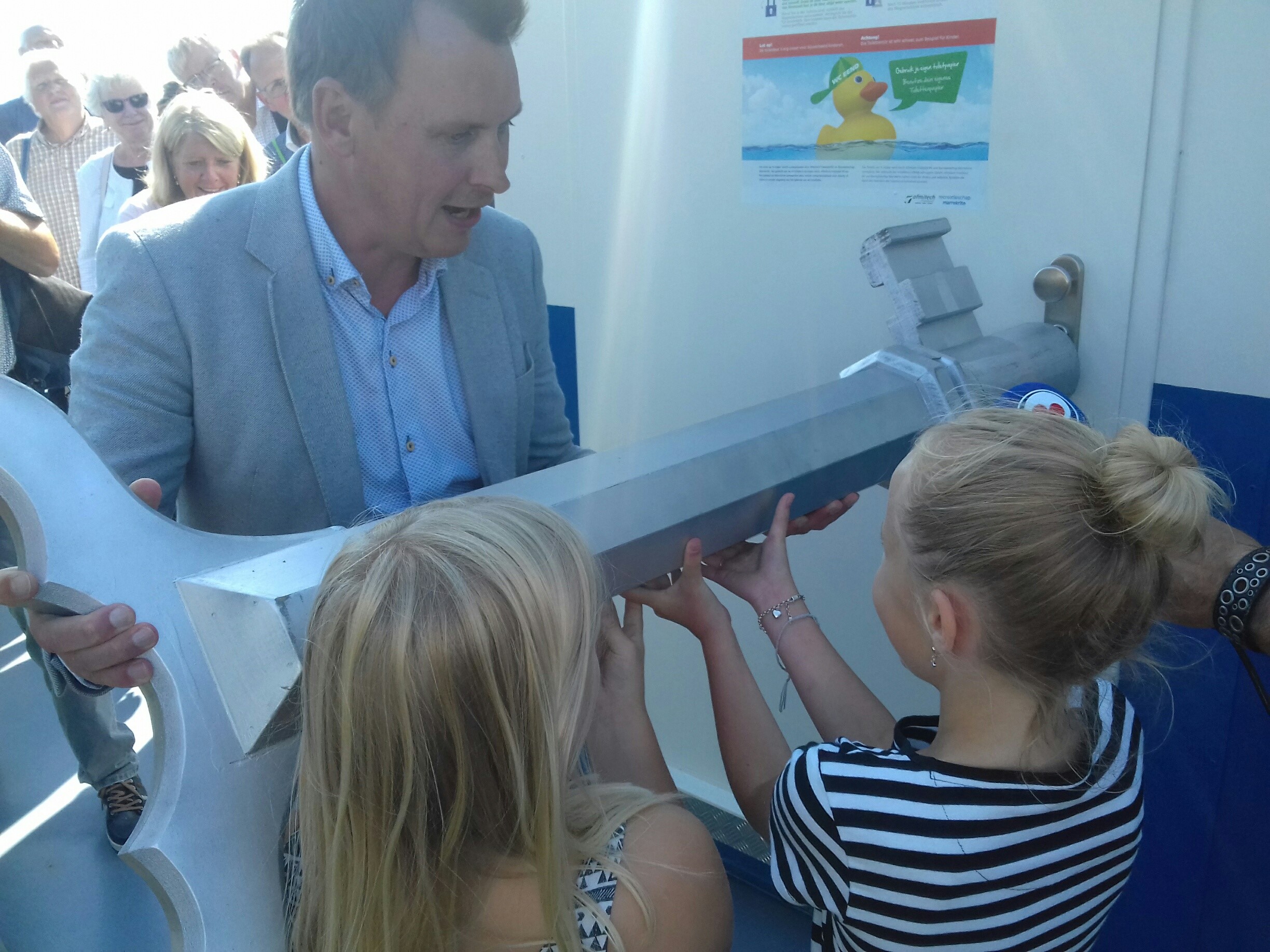 DRIJVEND VUILWATERSTATION GEOPEND