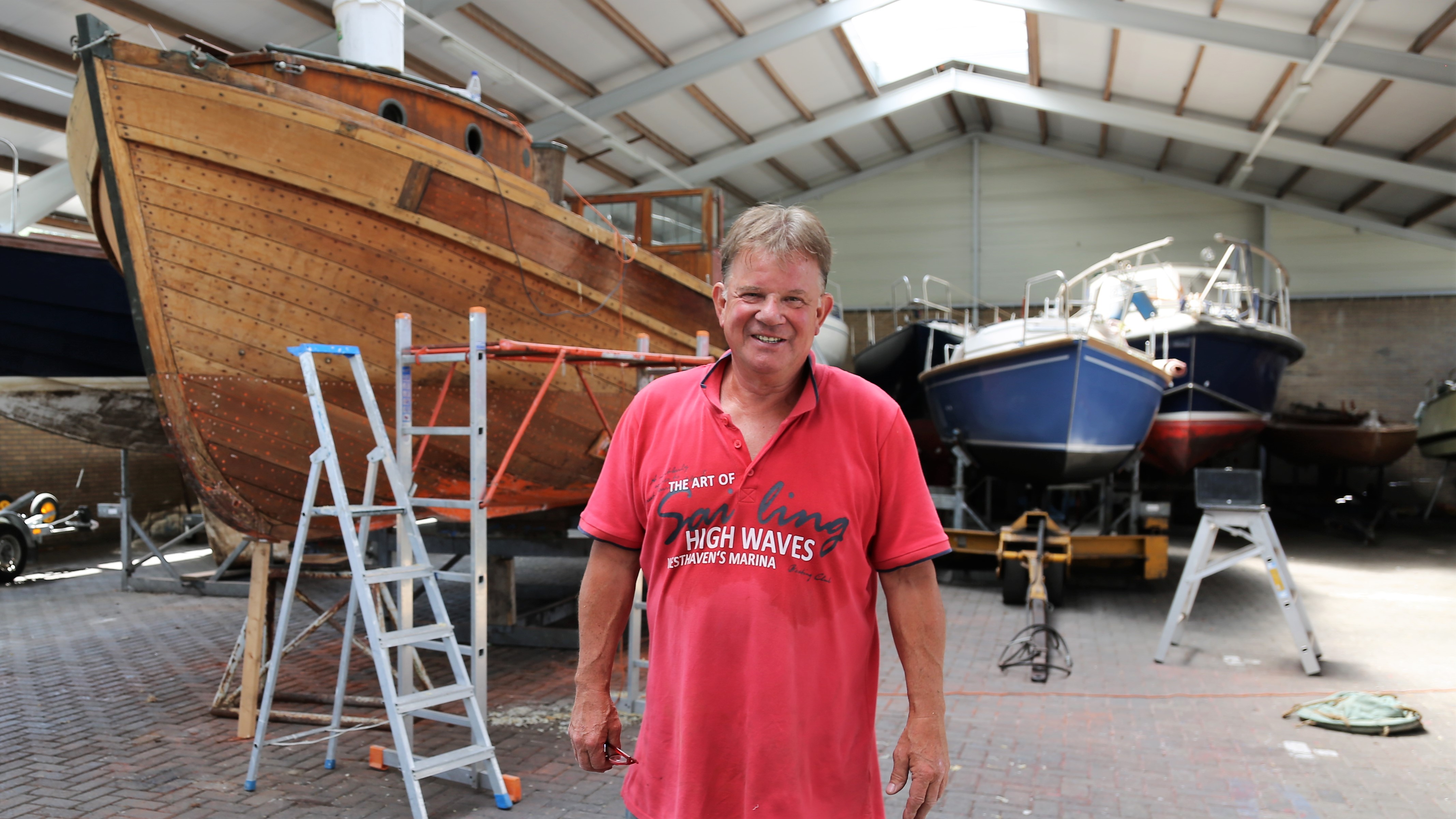 VERLIEFD OP HISTORISCHE ZWEEDSE REDDINGBOOT