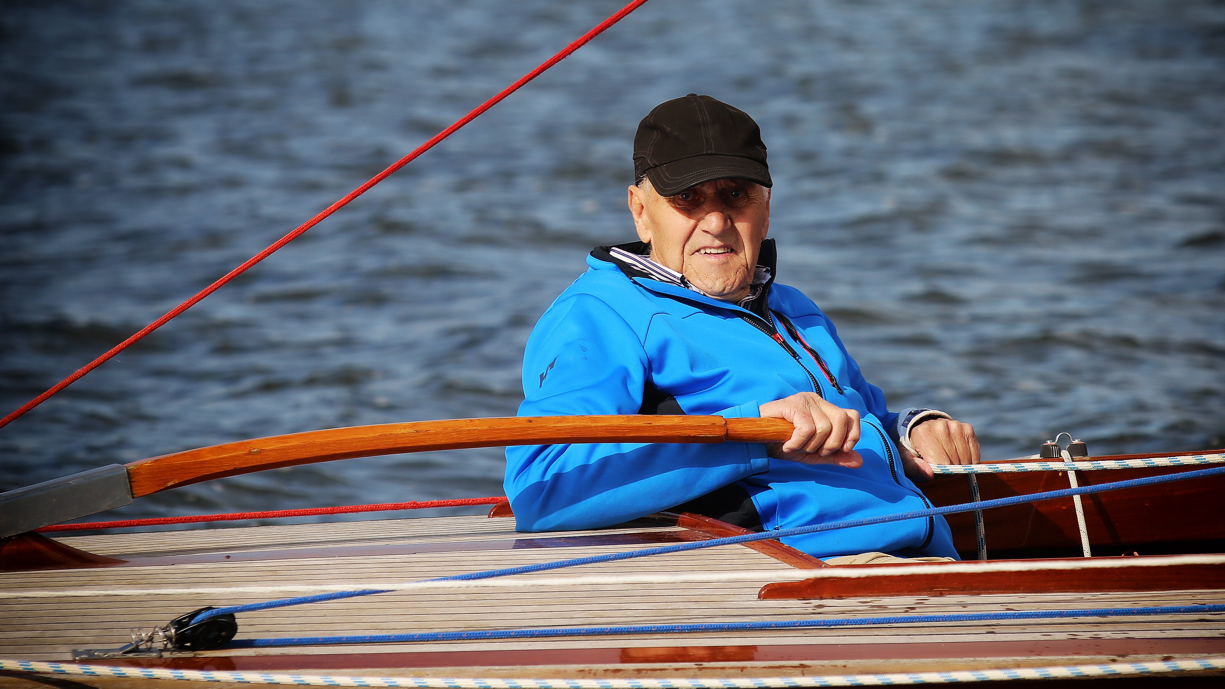 JAN VAN STAVEREN (87) ZEILT ZIJN LAATSTE WEDSTRIJD