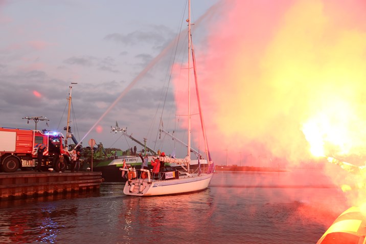 KNRM brandweer en familie zwaaien uit