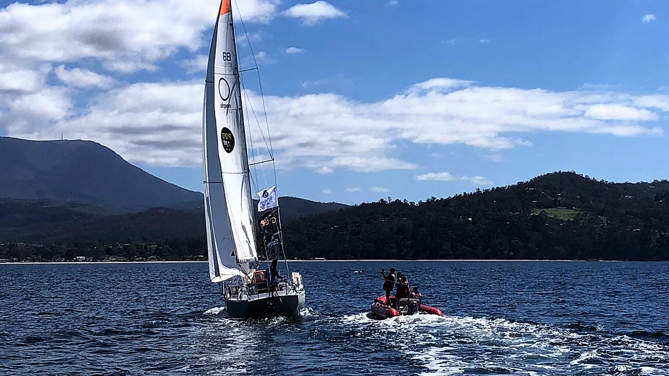 MARK SLATS MAAKT NA 111 DAGEN OP ZEE 'PIT-STOP' IN HOBART