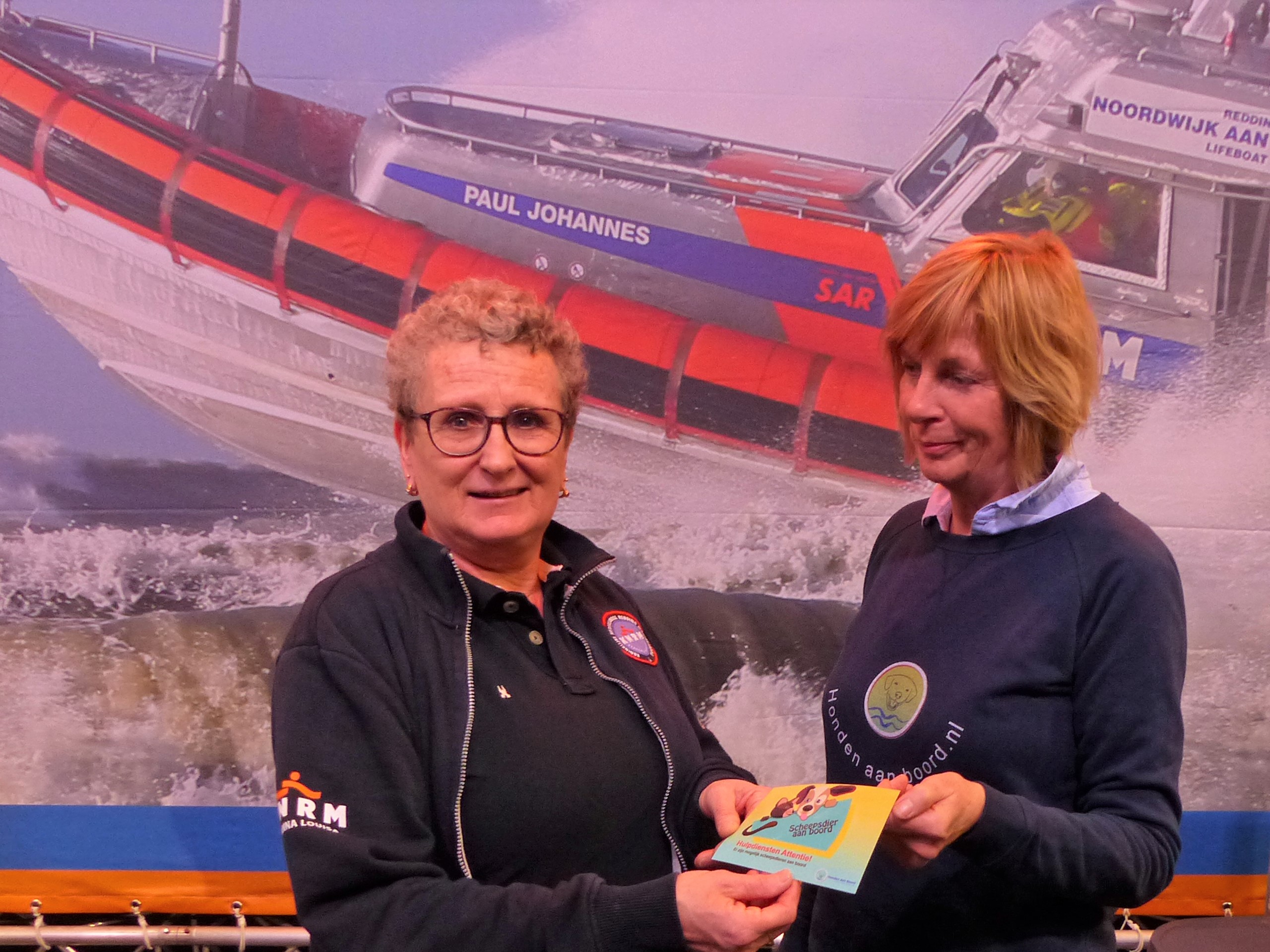 STICKER ATTENDEERT HULPDIENSTEN OP HUISDIEREN AAN BOORD