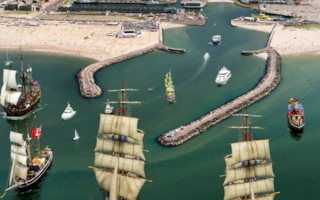 Tall ships bij havenmond