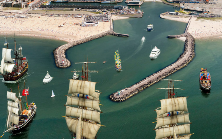 Tall ships bij havenmond