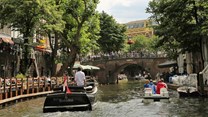 STOCK sfeerbeeld varen door grachten...Utrecht