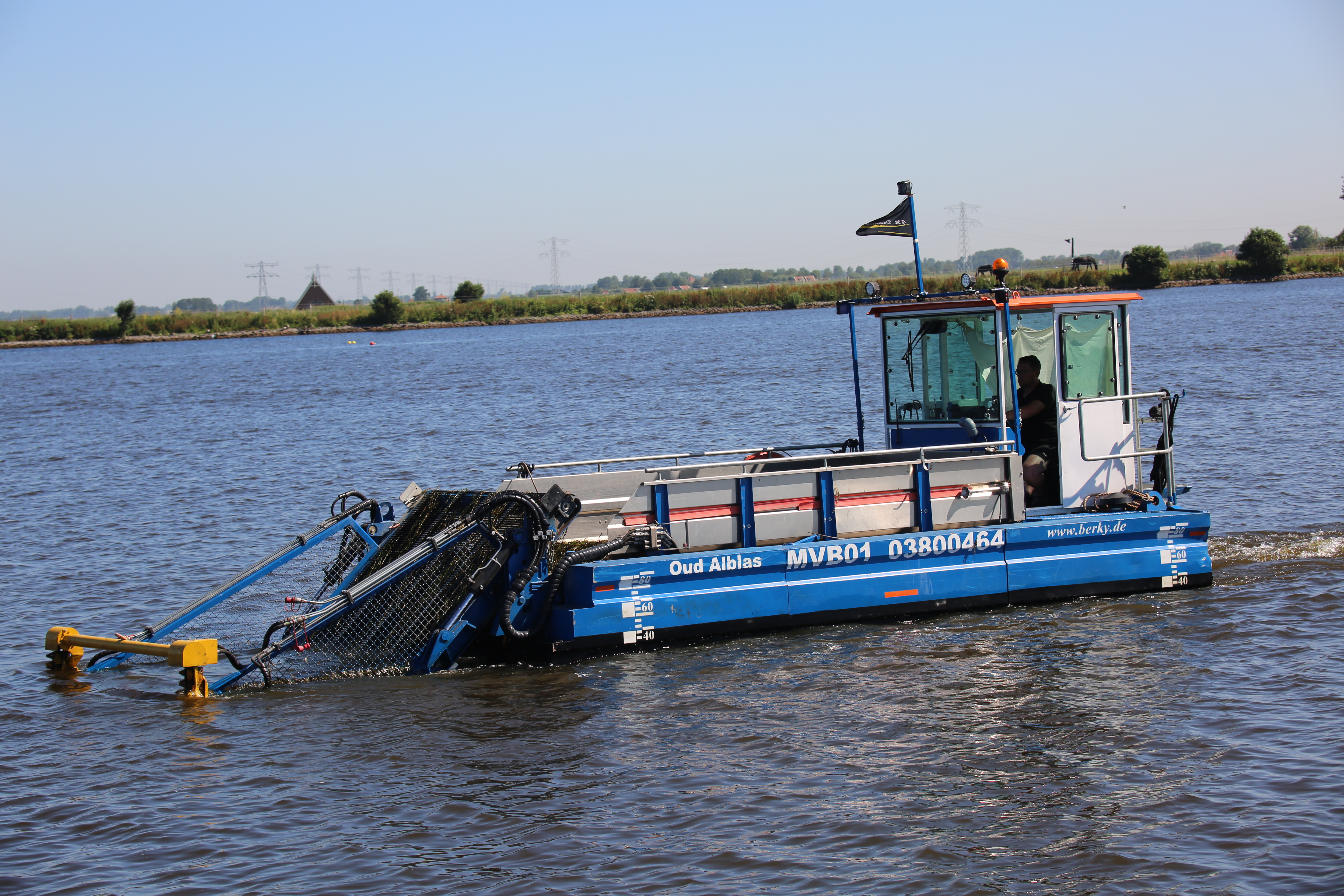 TEGEN EXPLOSIEVE GROEI WATERPLANTEN VALT NIET TE MAAIEN