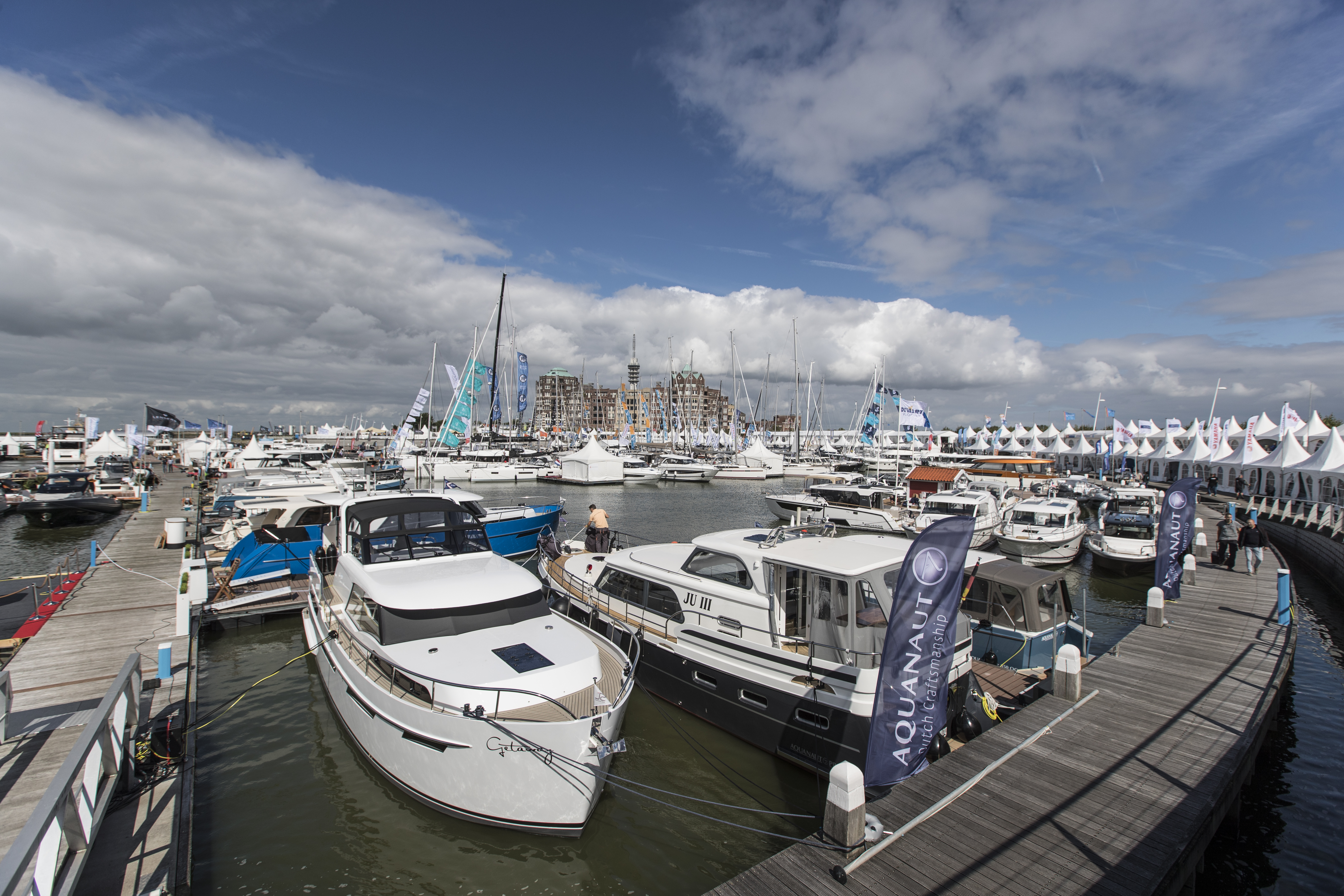 BIJNA 30.000 WATERSPORTLIEFHEBBERS BEZOEKEN HISWA TE WATER