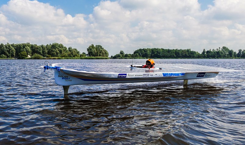 TU Delft Solar Boat Team 2016 vliegend