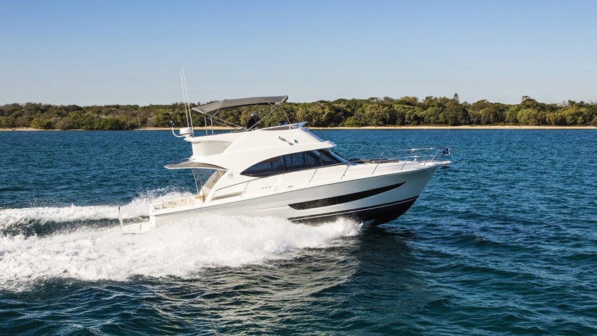 Riviera-39-Open-Flybridge-Running-02-Crop