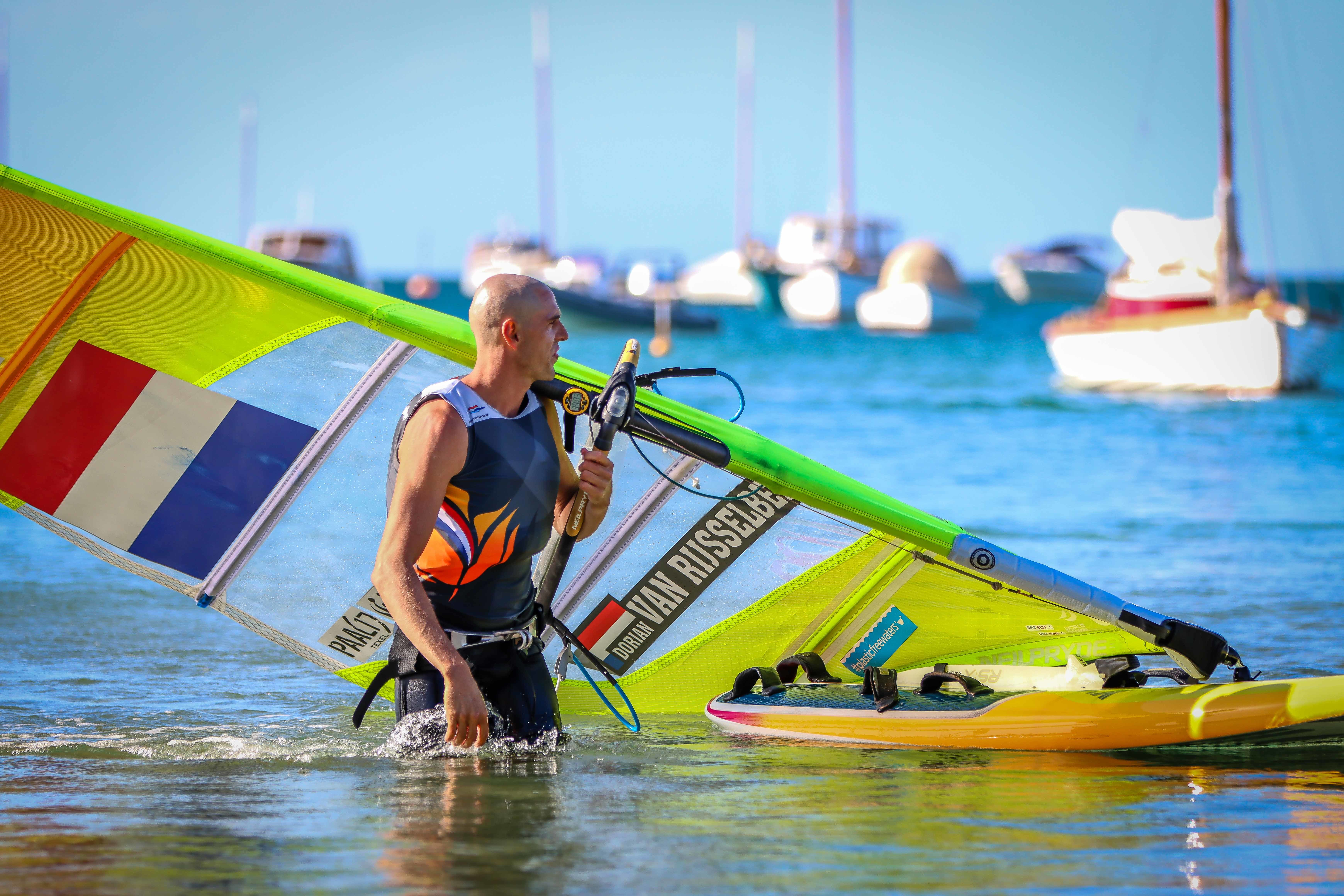 VAN RIJSSELBERGHE VOERT SPANNING OP BIJ WK SURFEN