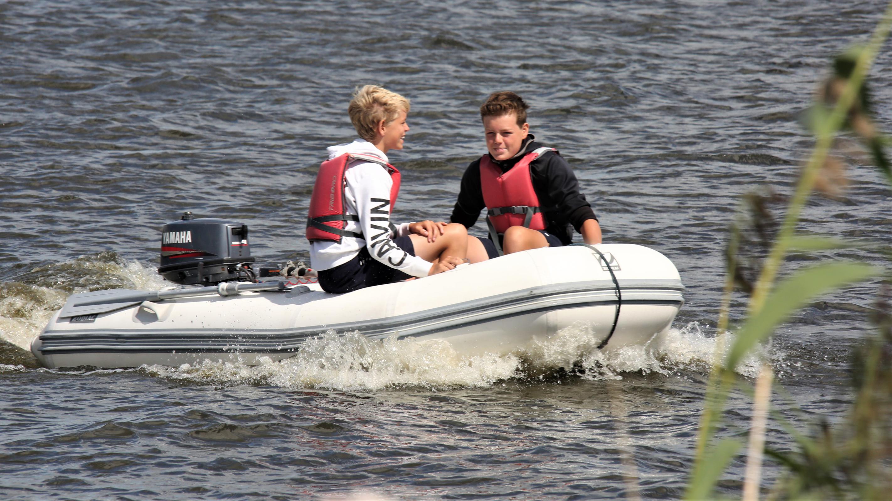 VANAF WELKE LEEFTIJD MAG JE EEN BOOT BESTUREN?