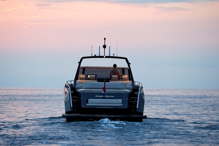 10-rear-view-hydrolic-bathing-platform,rearseat and tendergarage-Steeler_Bronson50