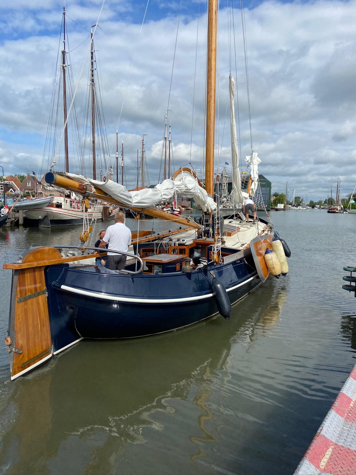 ACHTER DE SCHERMEN...