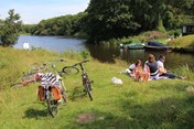 Fietser rusten bij Wyldemerk (2)