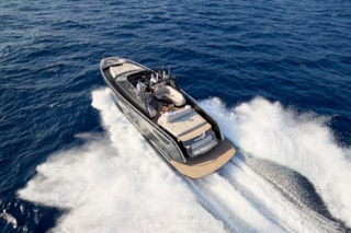 02-Bronson50-ext-seating-for-22-and-sunbeds-for-5-_Steeler