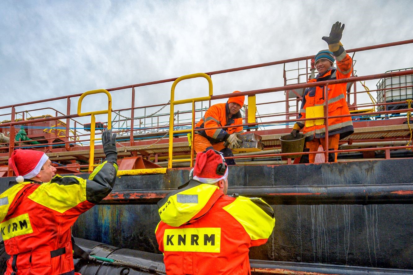 KNRM DEELT KERSTBRODEN UIT