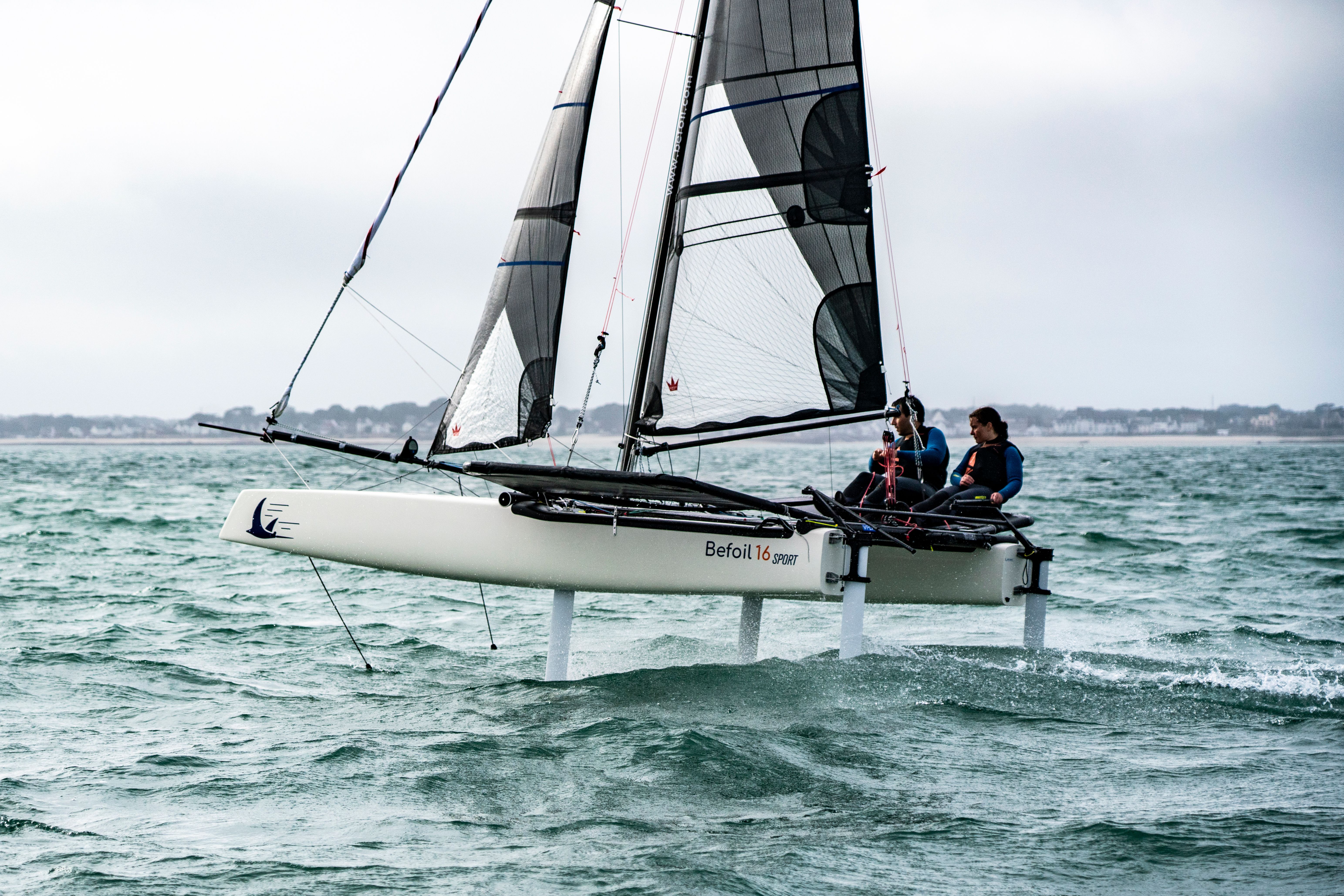 VLIEGEN OVER HET WATER MET BEFOIL 16 SPORT