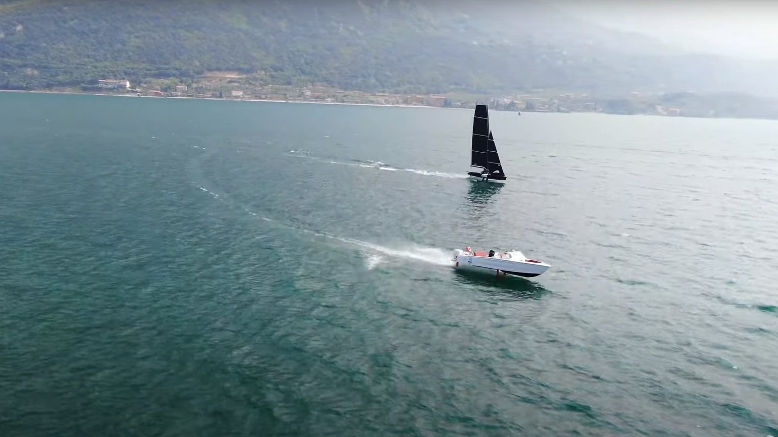 'Vliegende' motorboot en foilende zeilboot doen op Gardameer niet voor elkaar onder