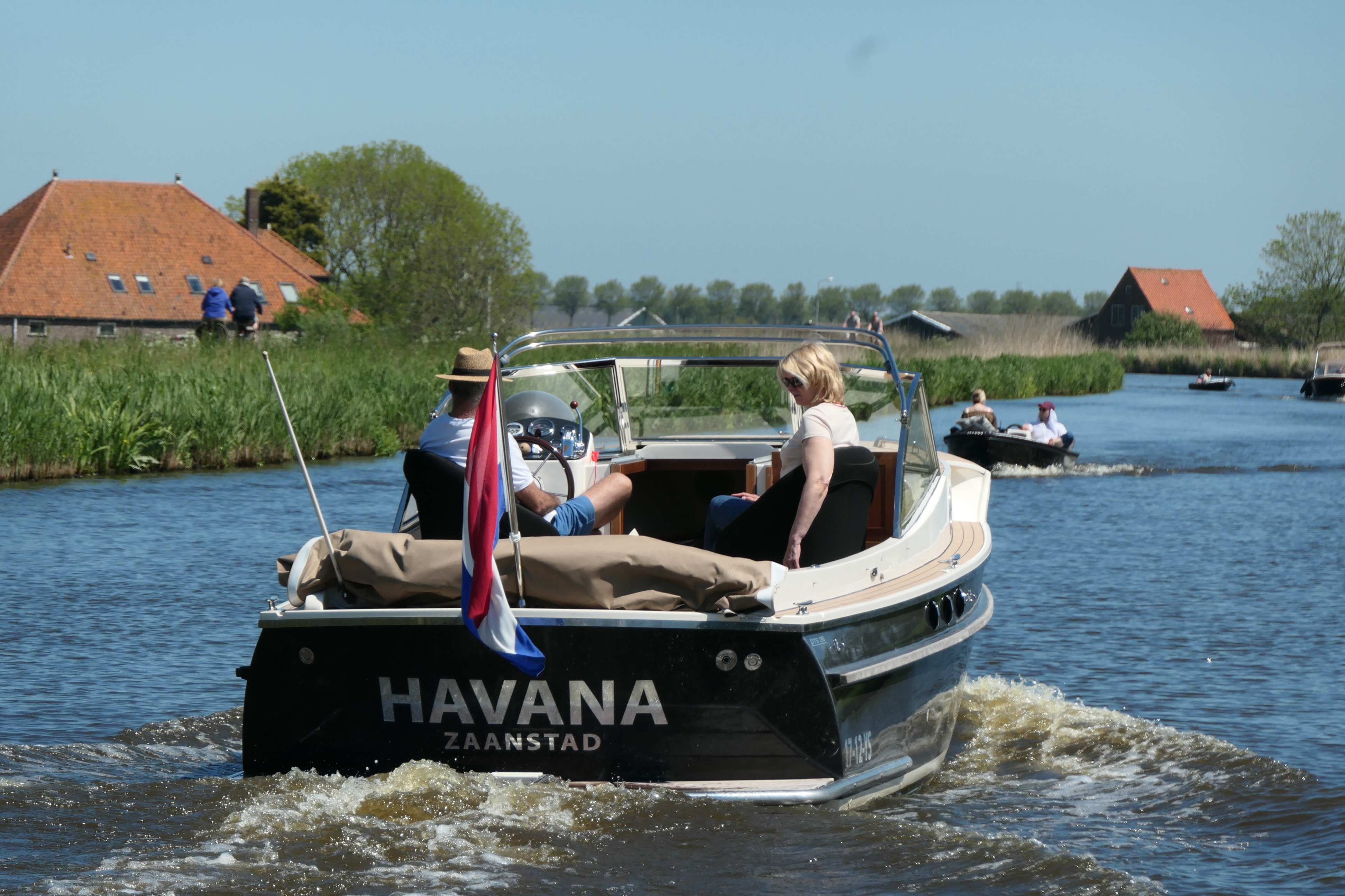 Watersporters genieten collectief van mooie weer