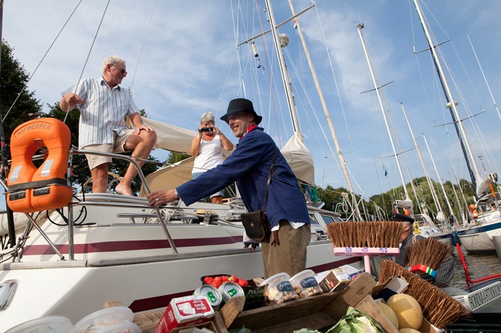 In Dokkum komt de parlevinker langszij