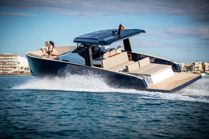 6_ De T40 Inboard op snelheid