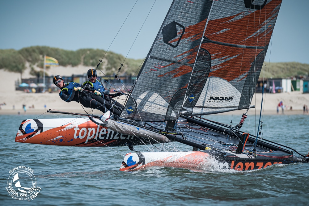 Vader en zoon De Haas line honours winnaars tijdens Ronde om Texel