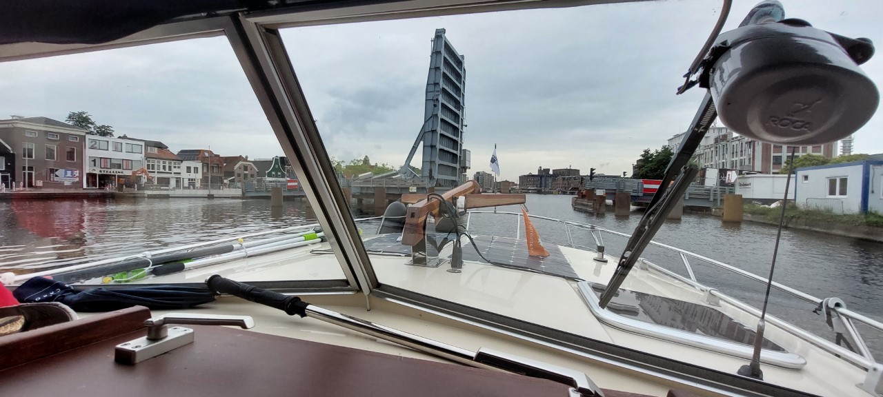 Tijdelijke Zaanbrug minder vaak open voor vaarverkeer