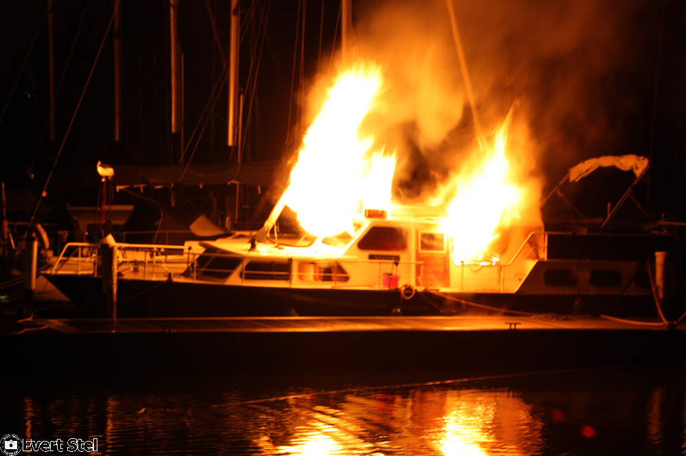 Stalen motorkruiser uitgebrand in Monnickendam