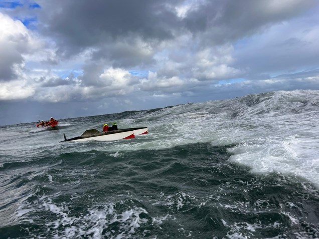 2022 09 15 Zeiljacht gekapseisd nabij Vlieland en Terschelling, KNRM reddingboot schiet te hulp - foto KNRM