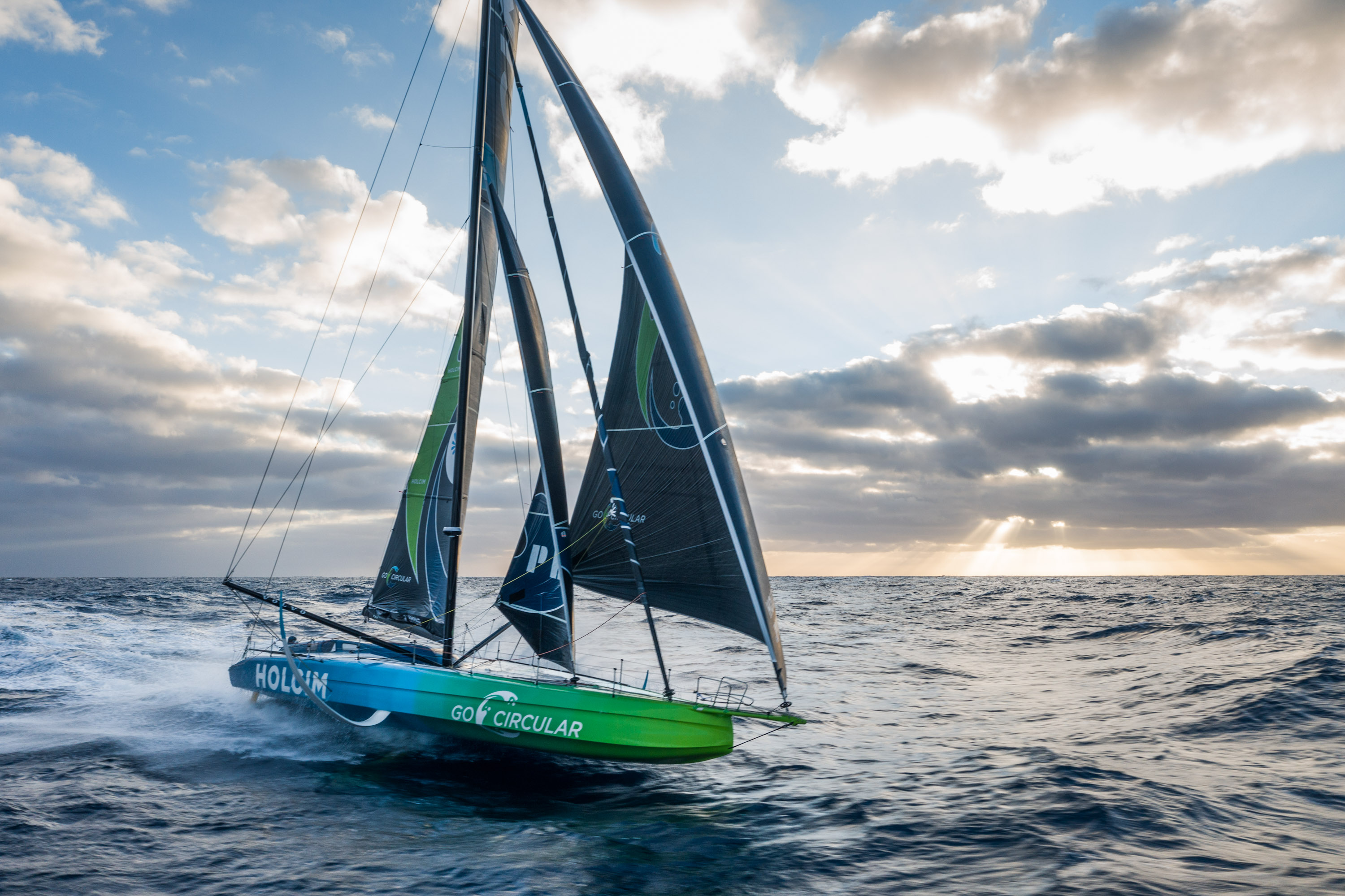 IMOCA-vloot in razend tempo naar Cabo Verde (+ video's)
