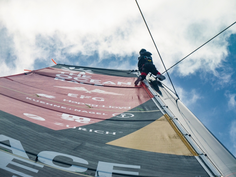 Schade aan mast van Team Malizia