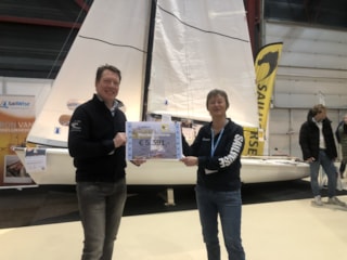 thumbnail_overhandiging cheque Sailhorse