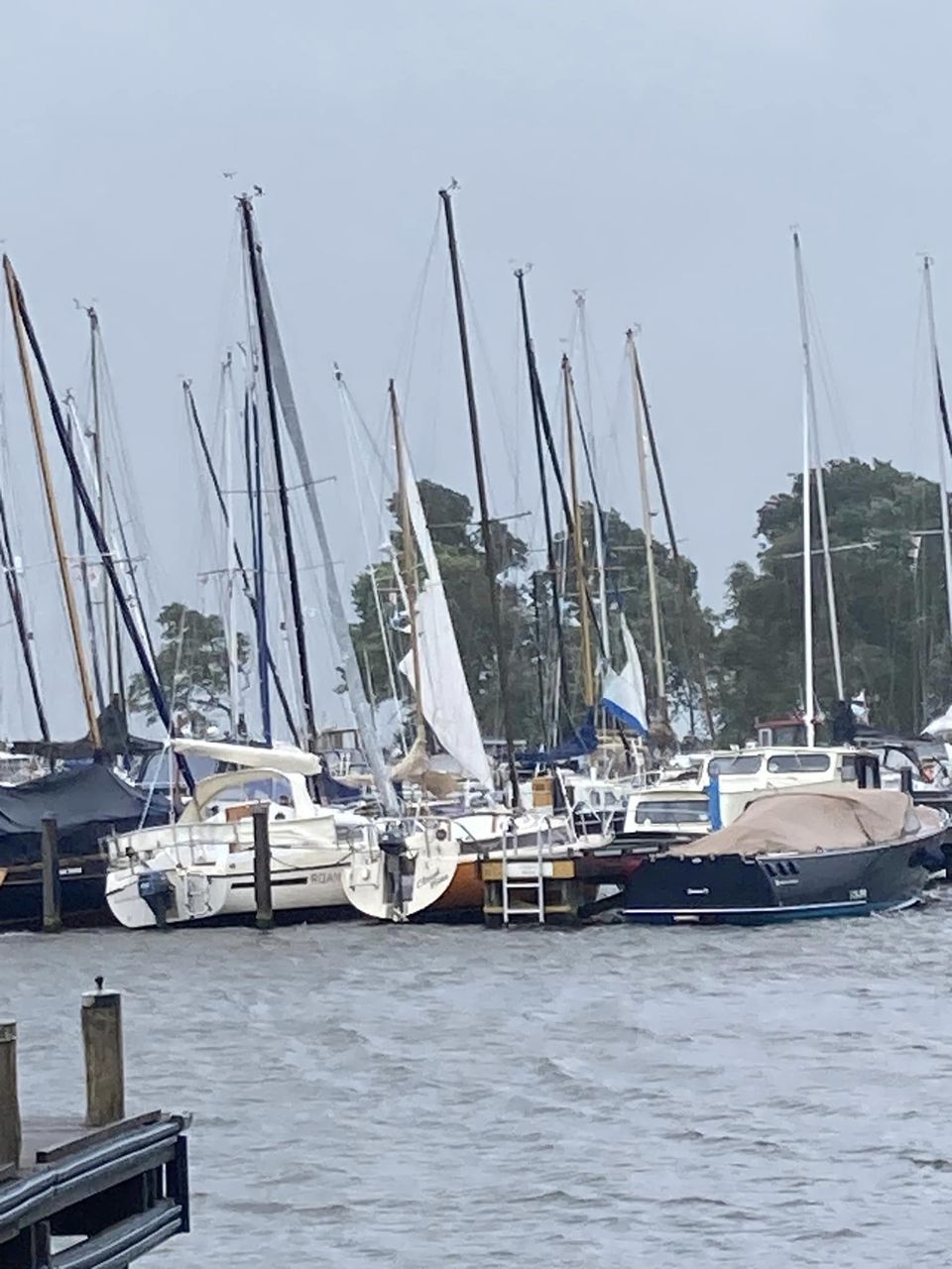 Stormbeelden op het water en op jachthavens