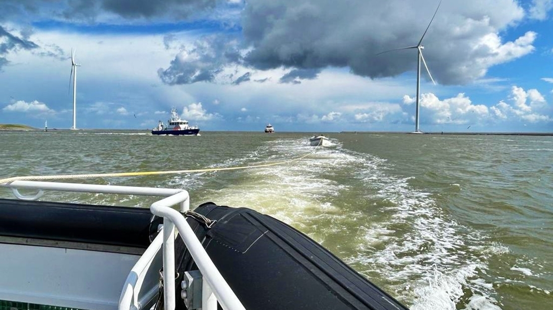 Vermiste jonge zeilers drijven 17 uur rond op Noordzee
