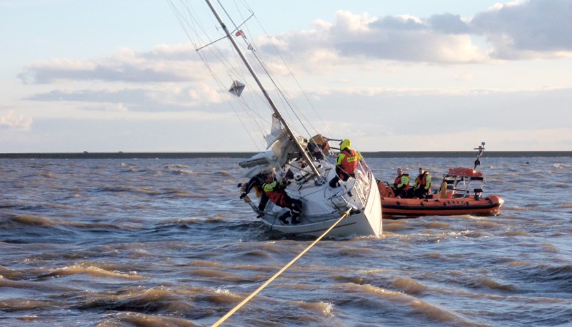 thumbnail_KNRM Enkhuizen - zeiljacht vast op Enkhuizerzand
