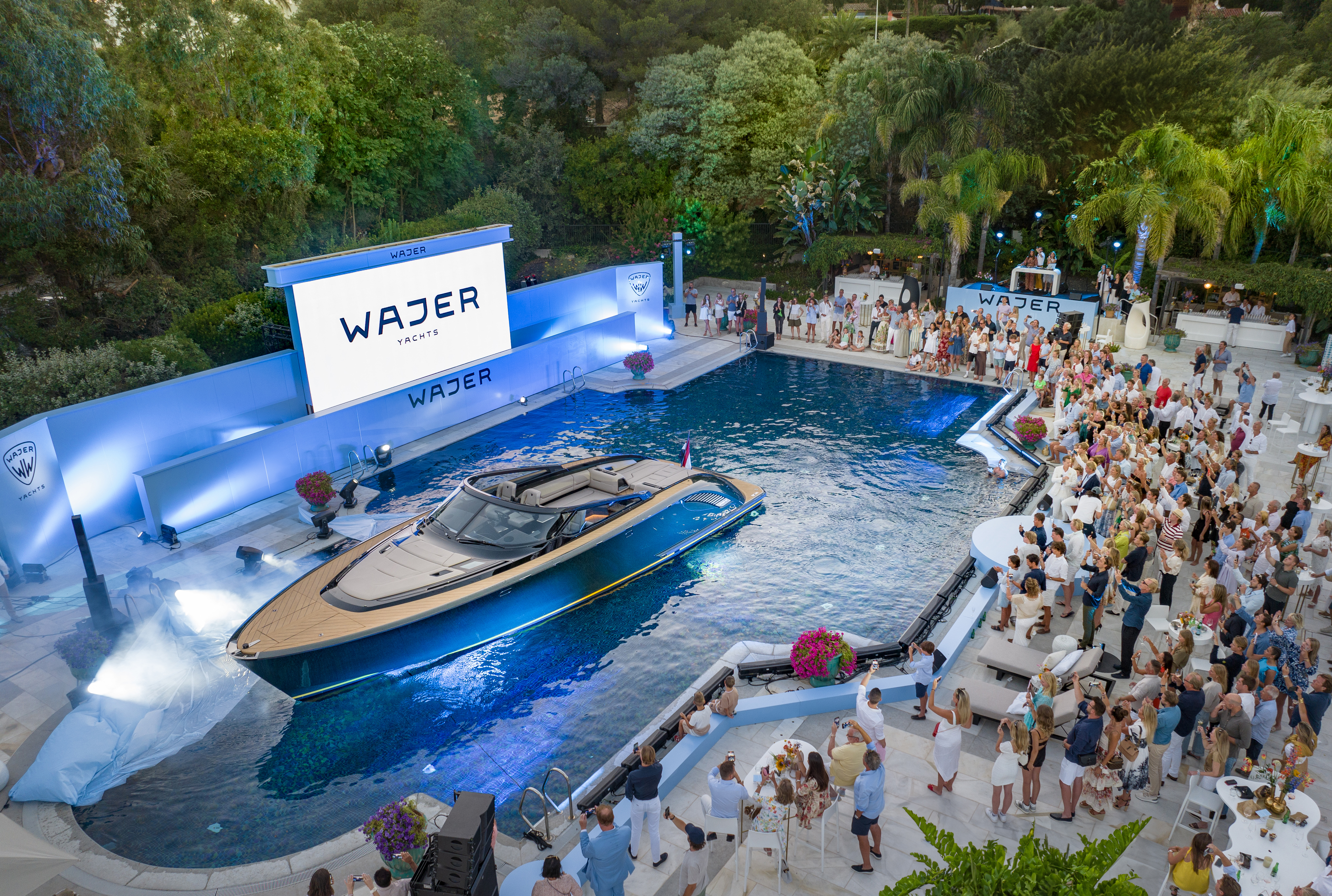 Wajer 44 in hotelzwembad onthuld